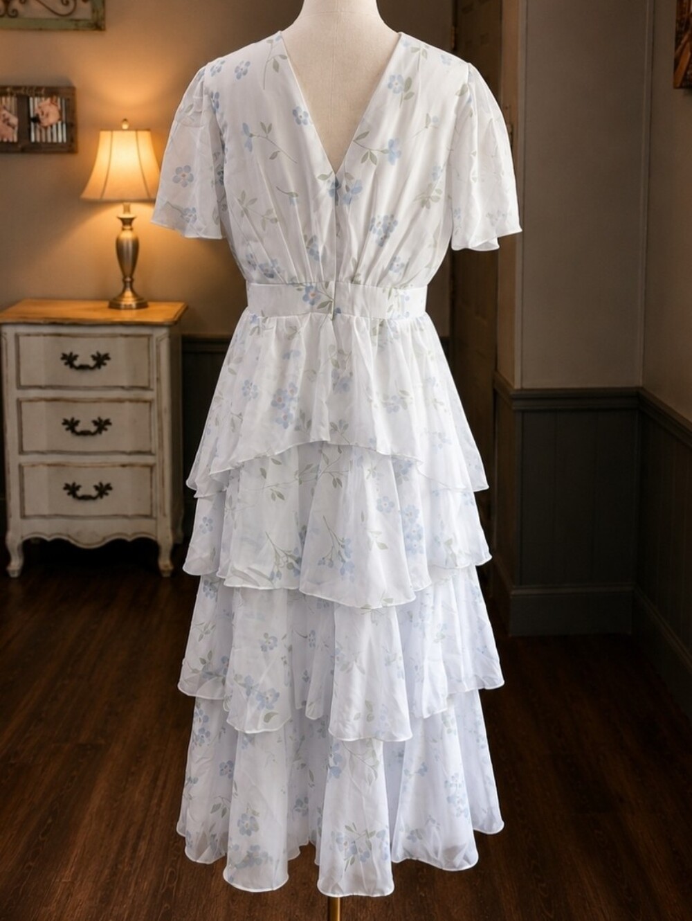 NWT Tiered White Floral Midi Dress with V-Neck And Zippered Back Sz 16 Plus - Picture 8 of 14